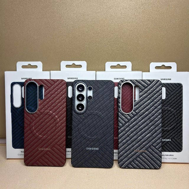 Magnetische Magsafe Schutzhülle mit Kevlar Carbonfaser-Textur für Samsung Galaxy S25 Ultra und S26 Ultra in Rot - Bild 1