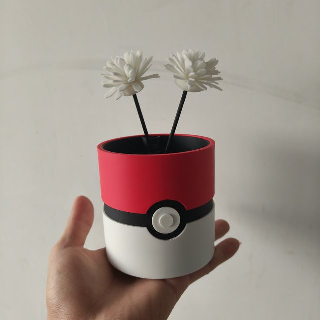 Bandai Pokémon Pokéball Blumentopf aus Kunststoff in Rot und Bunt als Schreibtischdekoration - Bild 1