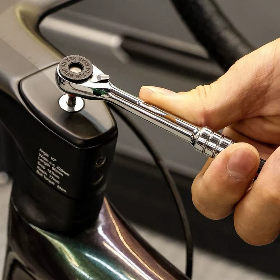 1/4-Zoll Ratschenschlüssel-Set mit Mehrwinkel-Design in Silber für Reparaturen in engen Räumen - Bild 4