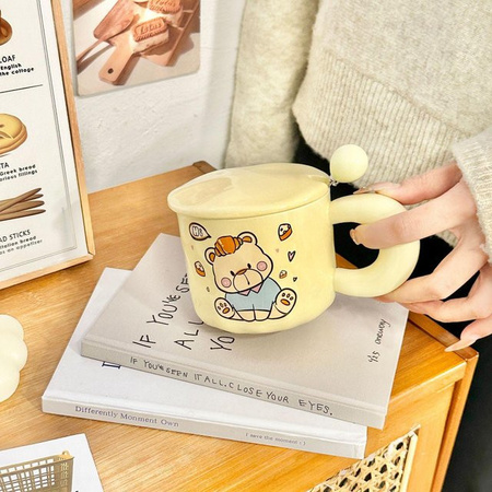 Keramiktasse mit Deckel und Löffel von Yiran toy 1 im Cartoon Bär Design, Farbe: Gelb, Volumen: 400 ml