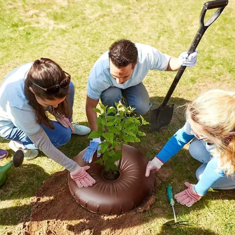 Baumbewässerungsring aus strapazierfähigem PVC als langsam freisetzender Tropfbewässerungsbeutel für Setzlinge im Garten in Grün und Braun - Bild 5