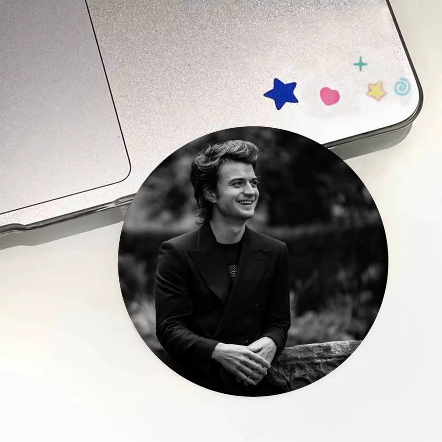 Emaille-Pin J-Joe Keery, rund, Cartoon-Stil - Bild 5