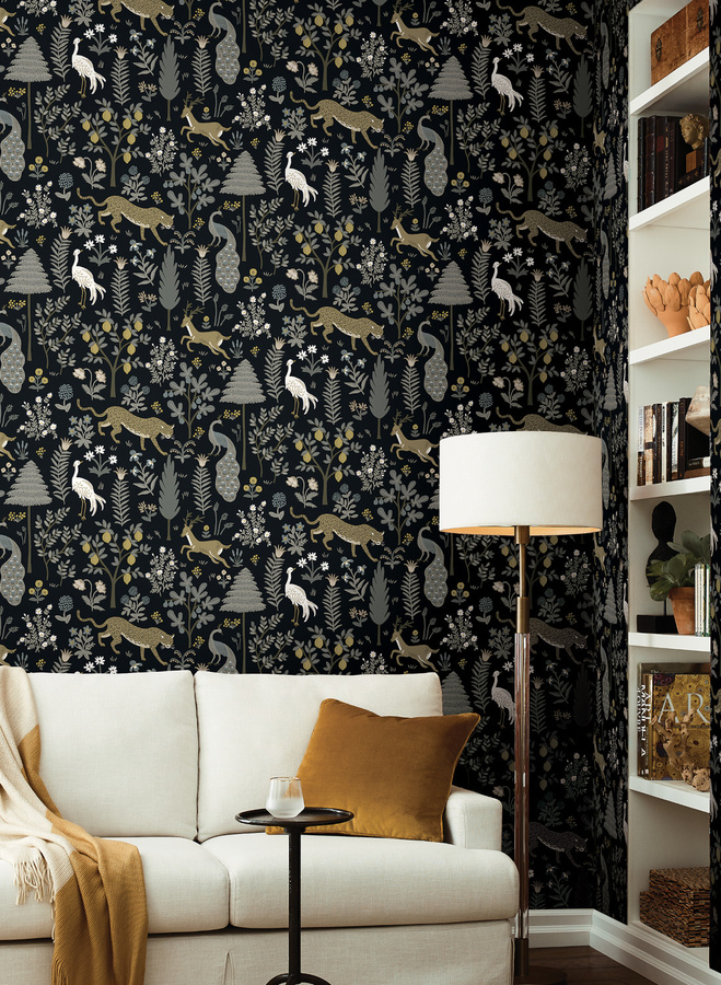 Rifle Paper Co. Tapete Menagerie RP7302 mit floralem Tiermotiv in Gold und Multicolour - Bild 1