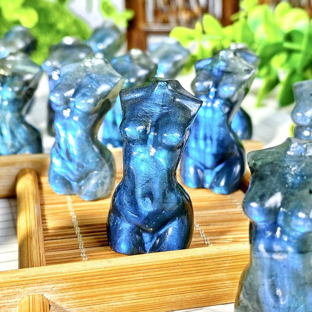 Natürlicher Labradorit Kristall in Blau als dekorative Edelstein-Schnitzerei für die Tischdekoration - Bild 1