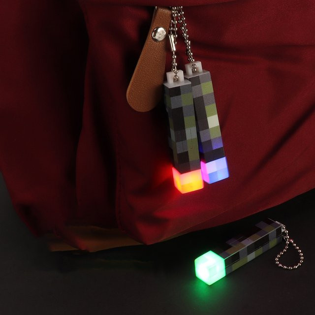 Bandai Mini-Taschenlampe im Pixel-Wind-Design als LED-Schlüsselanhänger mit USB-Ladefunktion, Mehrfarbig - Bild 1