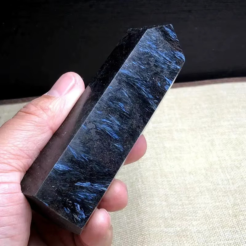 Sisterstone Arfvedsonit Quarz Kristall Turm in Schwarz als geometrische Dekoration und Heilstein - Bild 5