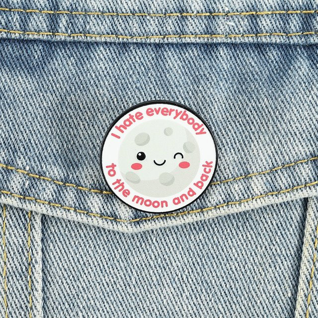 Anstecknadel Emaille, I Hate Everybody To The Moon And Back, Cartoon-Brosche - Bild 1