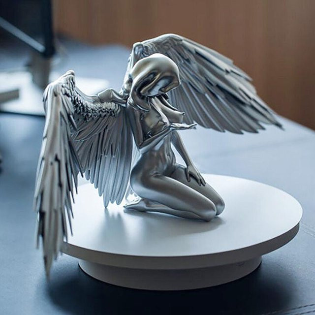 Happy Camp 3D-Engelsstatue in Silber als dekorative Skulptur für drinnen und draußen - Bild 1
