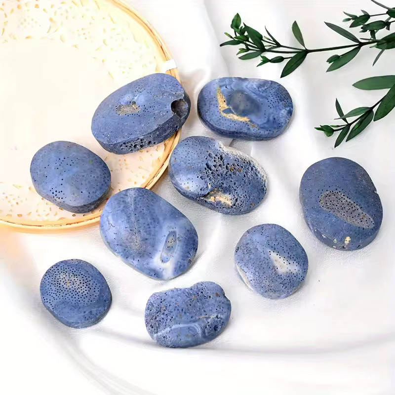 Natürliche blaue Korallen-Jade-Kristallkugel in Freiform, polierter Heilstein für dich - Bild 2
