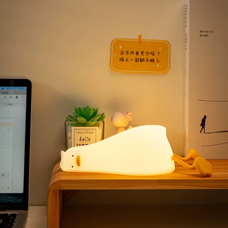 Wiederaufladbares LED Nachtlicht Ente aus Silikon in Weiß für Kinderzimmer und als süßes Geschenk - Bild 3