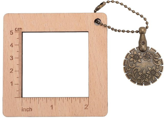 Igeteck Holz Stricklineal mit Garnschneider in Beige als quadratisches Nähdichtemessgerät für Pullover und Schals - Bild 1