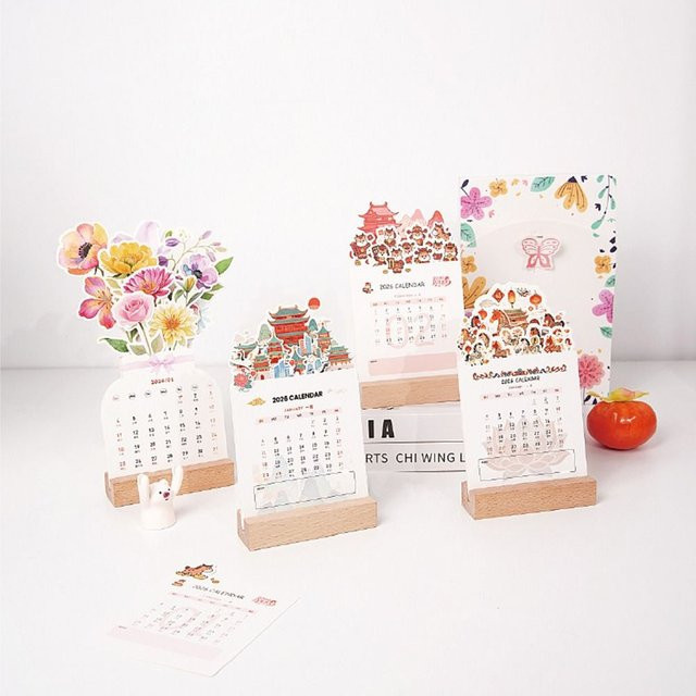 Tischkalender 2026 in Vasenform mit Holzsockel und blühenden Blumen in Rot - Bild 1