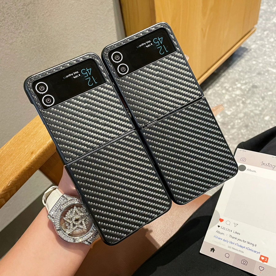 Luxus Stoßfeste Handyhülle aus Leder und Carbon Fiber Streifen für Motorola Razr 40 Ultra in Schwarz - Bild 2