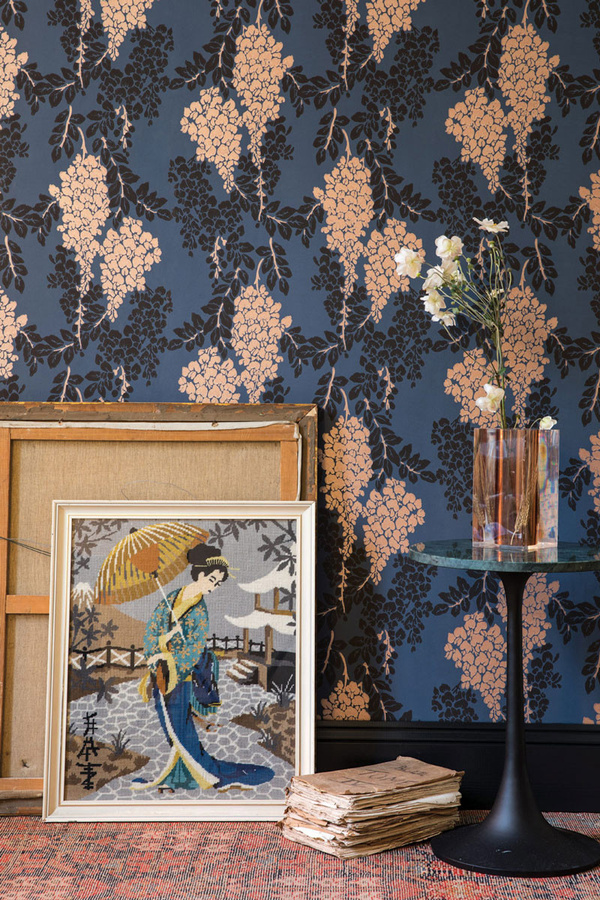 Farrow & Ball Tapete Wisteria Stiffkey Blue mit floralem Botanical-Design in Blau, Kupfer und Schwarz - Bild 1