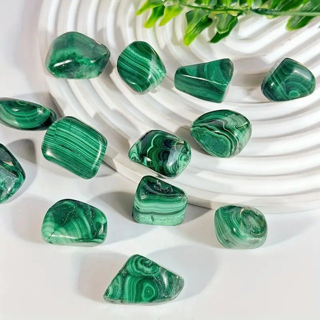 Natürlicher grüner Malachit-Trommelstein in unregelmäßiger Form für DIY-Schmuck und Dekoration - Bild 1