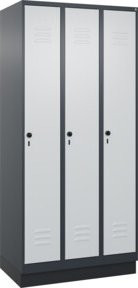 C+P Spind Classic PLUS Garderobenschrank mit 3 Abteilen, Sockel, Farbe: Anthrazitgrau/Lichtgrau/Schwarzgrau, B/T/H: 195 x 90 x 50 cm - Bild 1