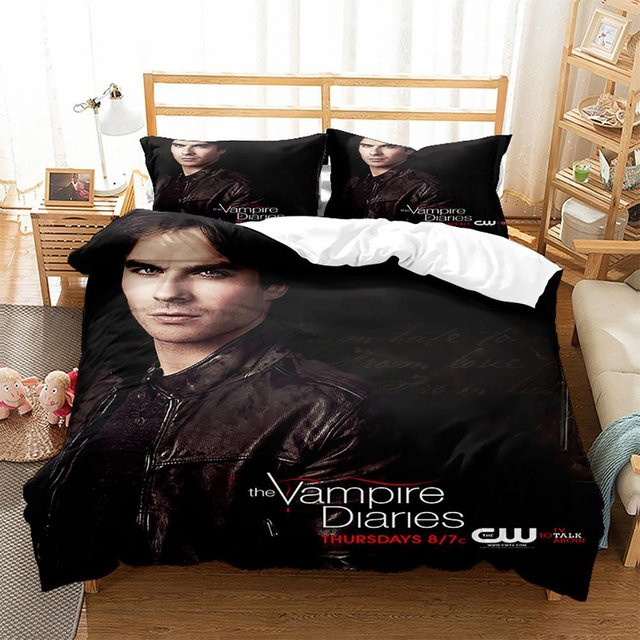 Vampire Diaries Bettwäscheset mit Elena Gilbert und Stefan Salvatore, 3-teiliges Set aus Bettbezug und Kissenbezügen in Schwarz, B/H: 240 x 220 cm - Bild 1