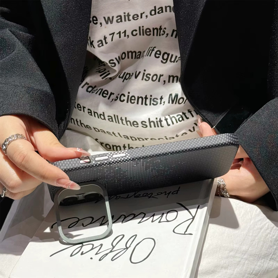 Magnetische Handyhülle von szHAIyu mit Kevlar-Muster und Kohlefaser-Textur für iPhone 13, 14, 15, 16 Pro Max Plus in Schwarz und Rot mit integriertem Ständer und matter Schutzhülle - Bild 1