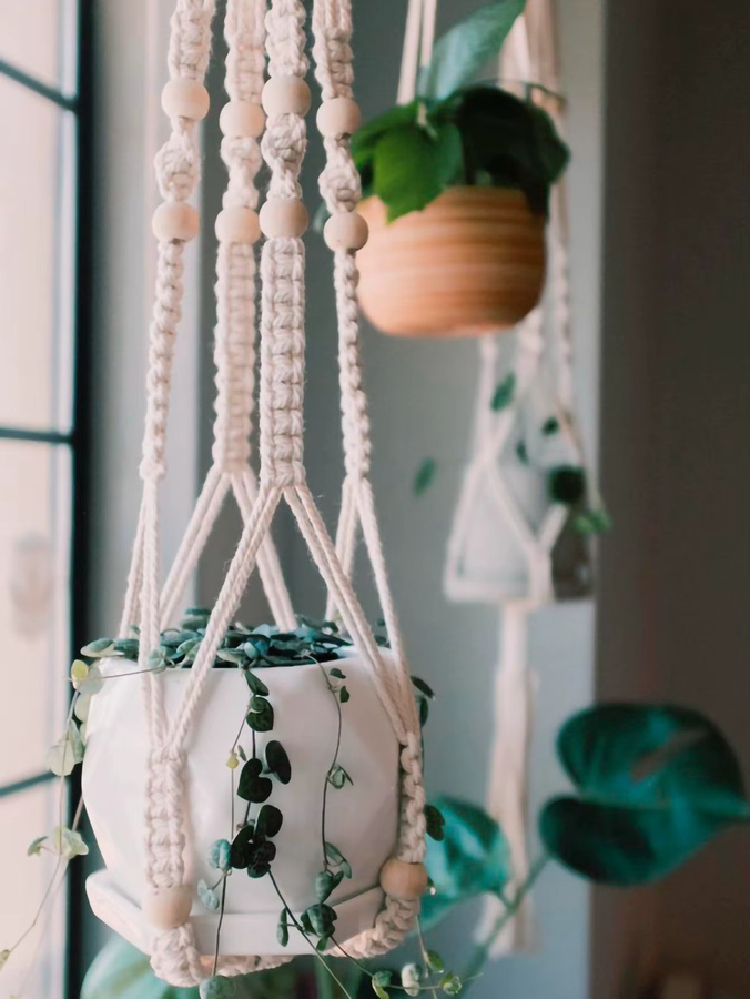 Handgemachter Makramee Pflanzenaufhänger in Weiß aus Baumwolle im Boho-Stil - Bild 3