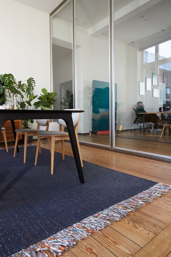 Nomad Candy Wrapper Rug Graphit - Moderner Webteppich aus Wolle mit Fransen in Grau und Multicolour - Bild 2