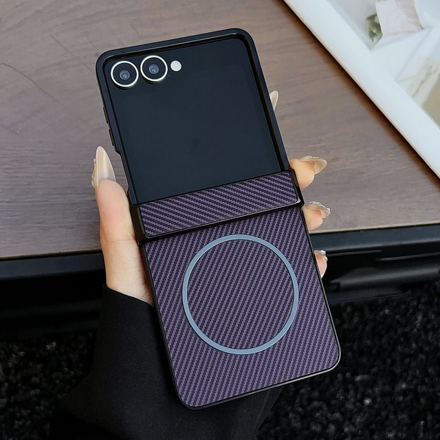 Stoßfeste Carbonfaser-Magnet-Ladehülle für Samsung Galaxy Z Flip8, Z Flip7, Z Flip6 und Z Flip5 in Schwarz und Lila - Bild 1