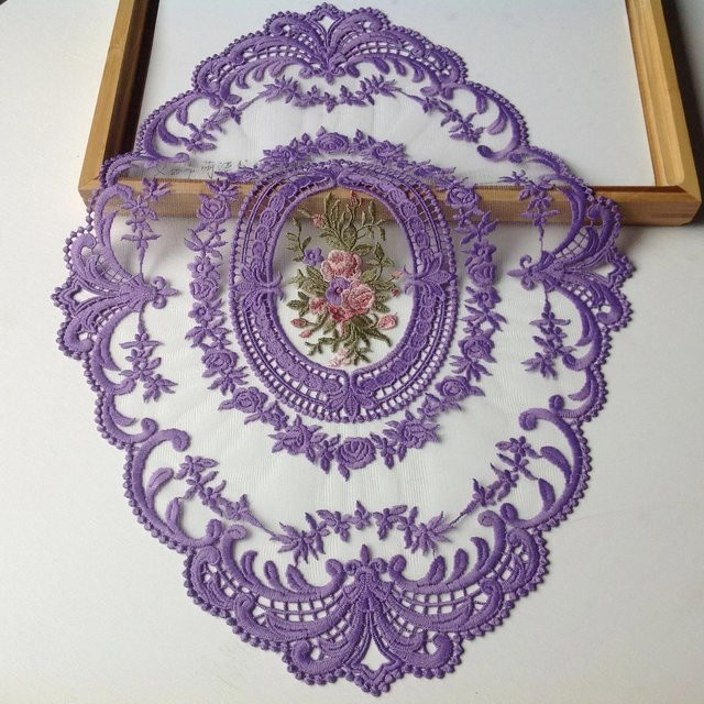 Ovales Tischset mit floraler Spitzenstickerei aus Baumwolle für Weihnachten, Beige oder Lila, B/L: 43 x 30 cm - Bild 1