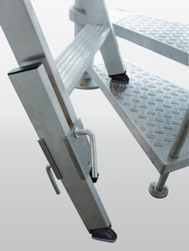 MUNK Günzburger Steigtechnik Holmverlängerung für Leitern in Silber, passend für Holmhöhe 58 mm, höhenverstellbar bis 375 mm, inklusive Heftnieten - Bild 2