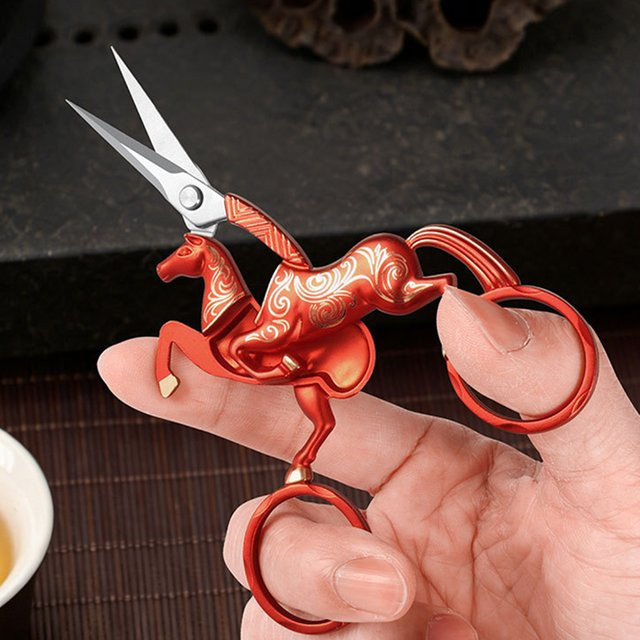 Professionelle Stickschere aus Metall in Rot für Kreuzstich und Tee-Kunst mit Retro-Einhorn-Motiv - Bild 1
