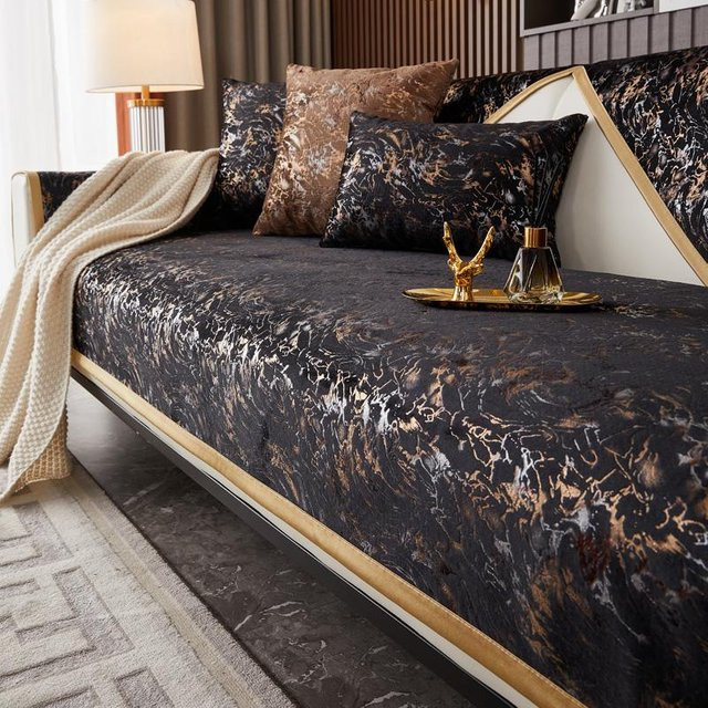HOMEMOTION Samt-Sofabezug mit grafischem Muster in Schwarz und gelbem Rand, rutschfester Schonbezug aus Polyester, Breite: 70 cm, Länge: 180 cm - Bild 1