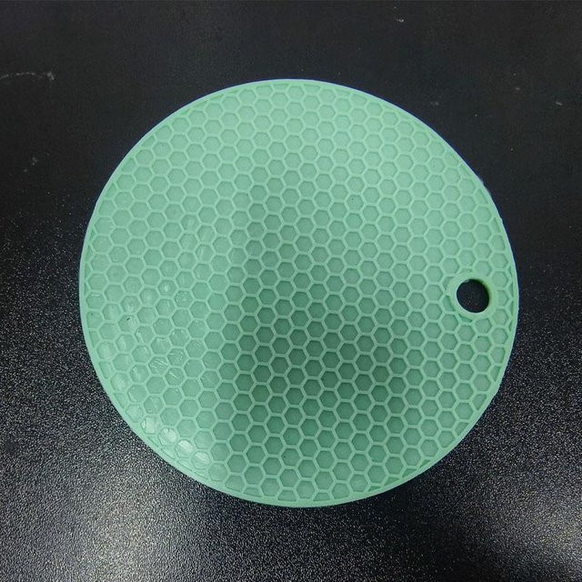 Hitzebeständige und rutschfeste Silikonmatte in Grün, runde Untersetzer-Matte für Getränkebecher und als Topflappen für dein Küchenzubehör - Bild 1