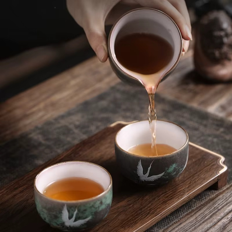 Handgefertigte Teetasse aus Steinzeug im Retro-Stil mit Kranich-Design - Bild 2