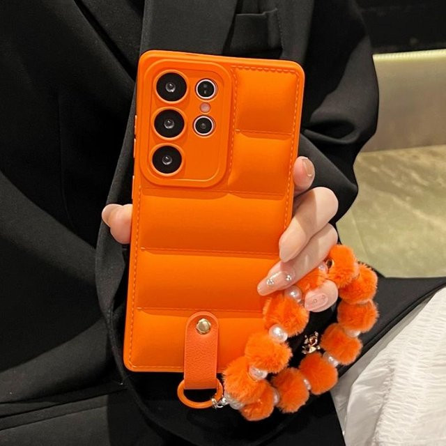 Samsung Handyhülle mit Perlen-Handgelenk-Kette und Daunenjacke-Design in Orange für Galaxy S26 Ultra S24 S23 S22 S21 FE und weitere Modelle - Bild 1
