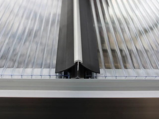 Vitavia Windsicherung für Gewächshäuser in Schwarz mit 4 mm Hohlkammerplatteneindeckung - Bild 1