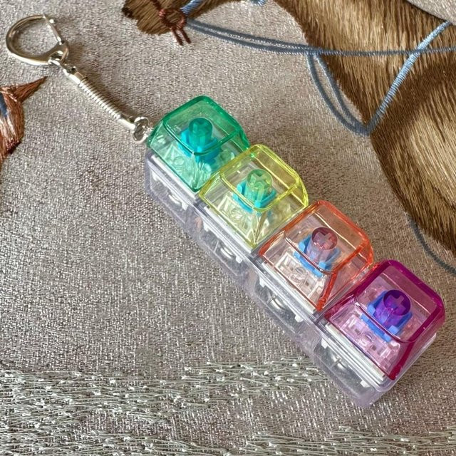 Fashnics LED Fidget Tastenkappe, Kristall Clicker Sensorisches Spielzeug, Tastatur Schlüsselanhänger - Bild 1