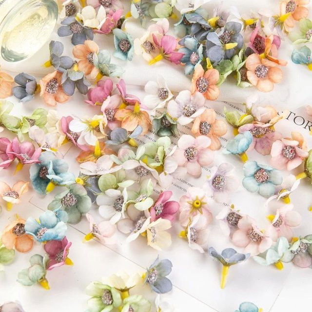TTCY Seiden-Kunstblumen Gänseblümchen-Blütenköpfe in Mehrfarbig für DIY-Dekorationen und Hochzeiten (50 Stück) - Bild 1