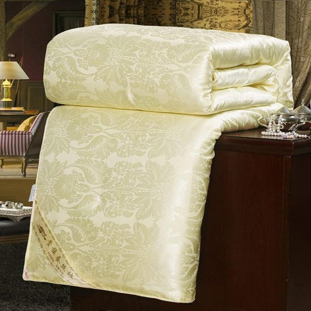 GraspDream Luxus Bettdecke aus Maulbeerseide in Gelb, handgefertigte Jacquard-Steppdecke, B/H: 150 x 200 cm, 2,0 kg - Bild 1