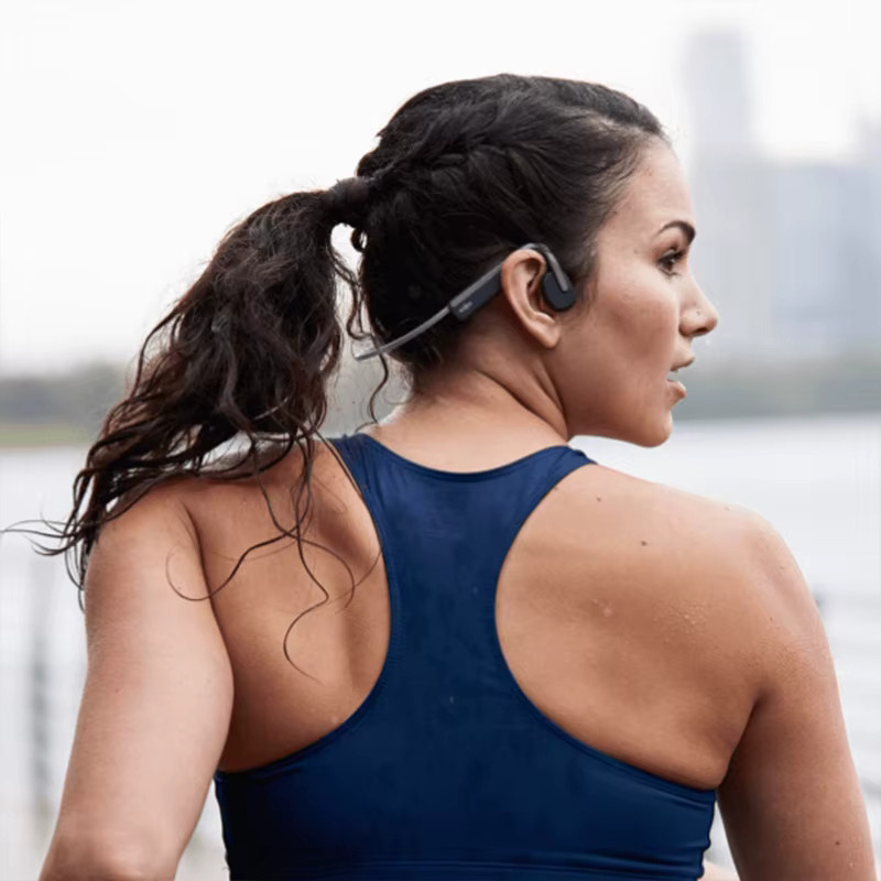 Shokz OpenMove S661 Knochenleitungskopfhörer in Grau mit Bluetooth 5.1 und IP55 Wasserbeständigkeit als kabelloses Sport-Headset mit offenem Ohrdesign - Bild 4