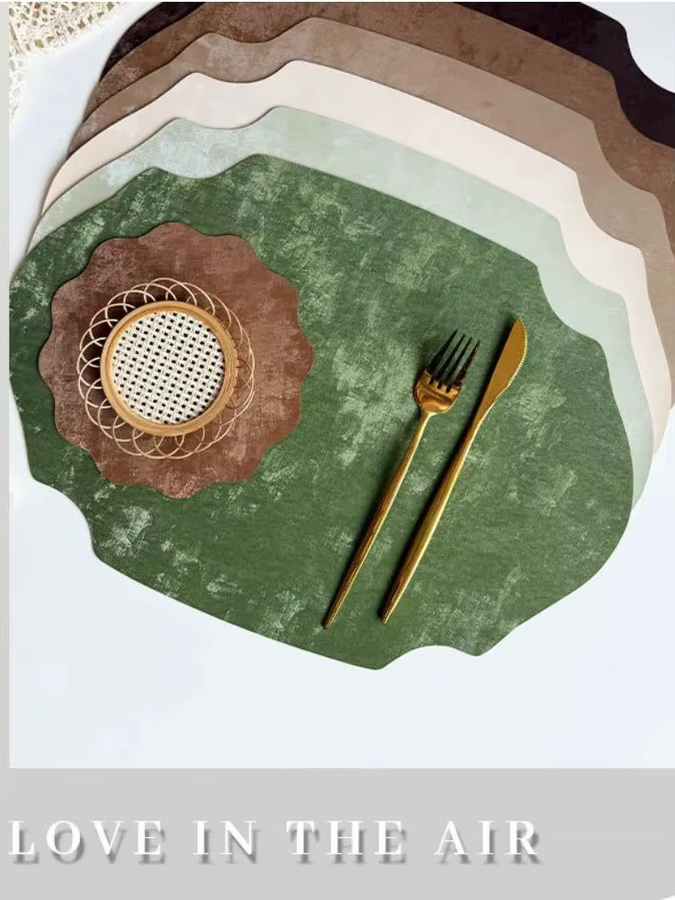 Inyahome Tischsets aus Kunstleder in Grün für Weihnachten, runde Platzsets für Küche und Esstisch - Bild 3