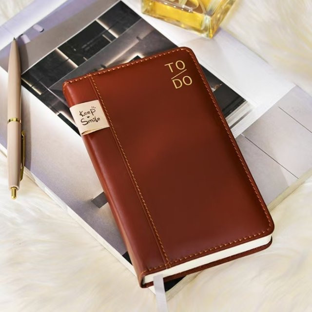 Minimalistischer Tagesplaner 2026 in Weiß, A6, Hardcover mit Gewohnheits-Tracker und To-Do-Liste - Bild 1