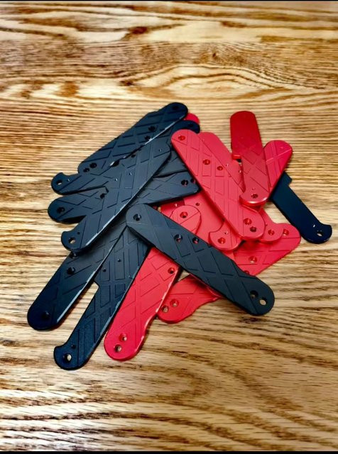 Handgefertigtes Paar Waagen aus Aluminiumlegierung in Schwarz und Multicolour für Victorinox GAK 108 mm - Bild 1
