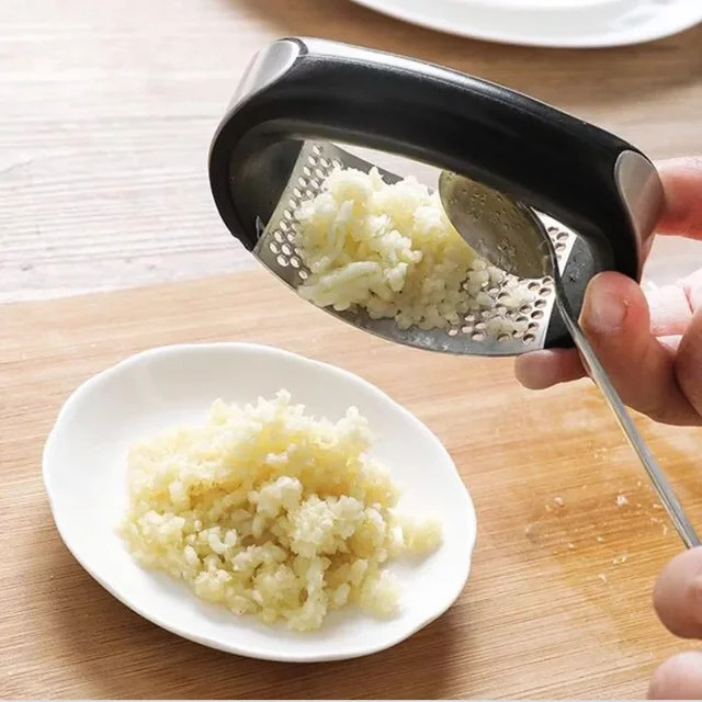 Manuelle kreisförmige Knoblauchpresse aus Edelstahl in Schwarz als Küchenhelfer zum Stampfen und Hacken von Knoblauch sowie Obst und Gemüse - Bild 1