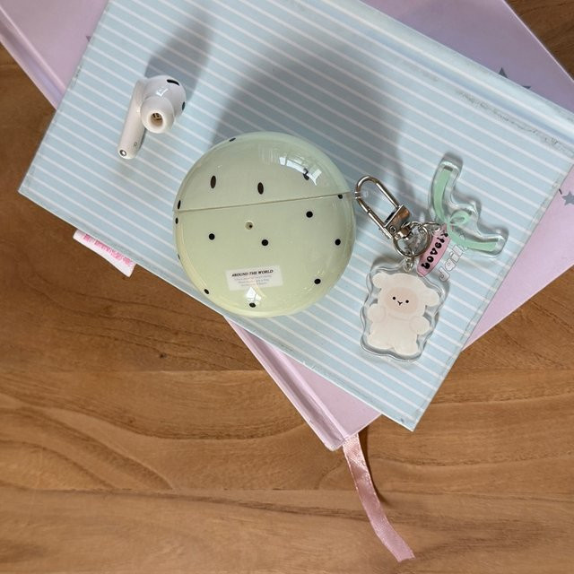 Stoßfeste Schutzhülle mit Lamm-Anhänger für Huawei FreeBuds 7i 6i 5i SE3 FreeClip 2 in Grün mit Polka Dot Muster - Bild 1