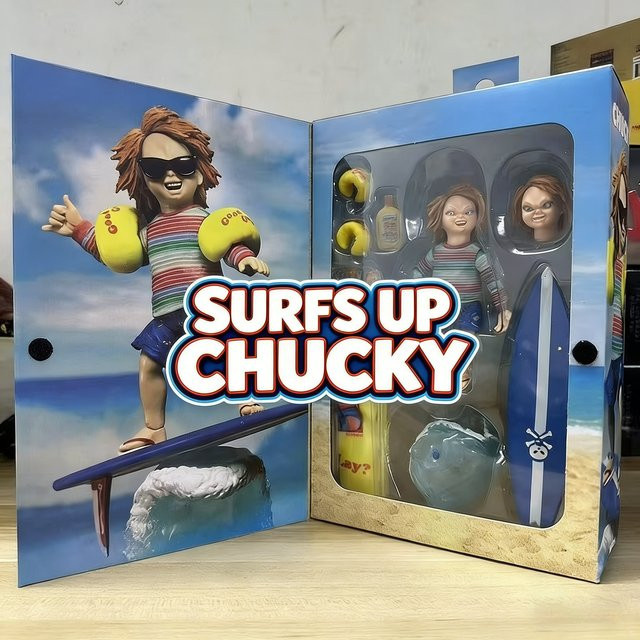 NECA Child's Play Chucky 'Surfs Up' Actionfigur, Austauschbare Köpfe, Surfbrett - Bild 1
