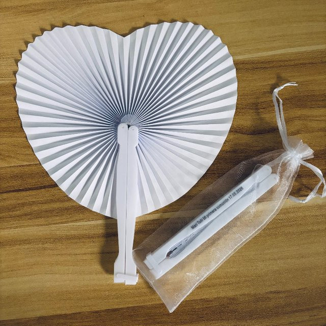 Weiße herzförmige Faltfächerchen aus Papier mit Kunststoffgriffen für deine Geburtstagsparty oder zum Valentinstag - Bild 1