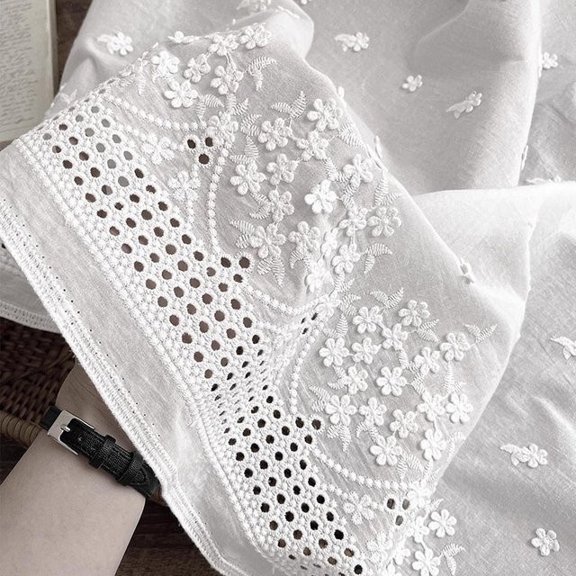 Lisveick Baumwollstoff mit dreidimensionaler Blumenstickerei in Weiß oder Off-White für DIY Kleidung und Dekoration - Bild 1