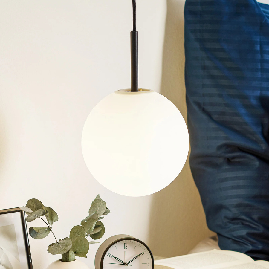 Audo Copenhagen TR Bulb Pendelleuchte in Schwarz Matt mit Opalglas Kugel - Bild 1