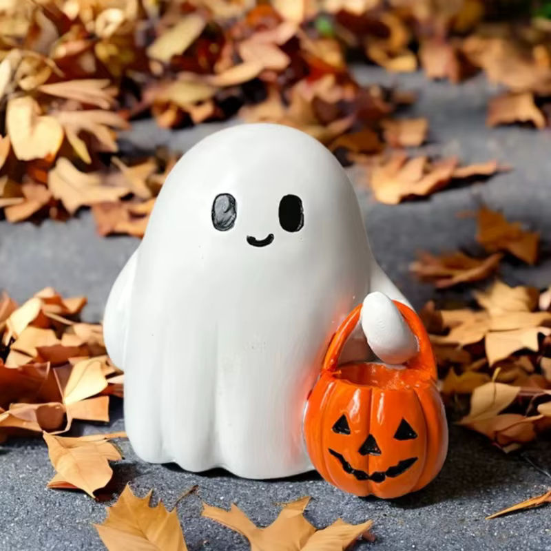 Niedliche Halloween-Geisterstatue mit Kürbis aus weißem Kunstharz für die Dekoration in Innenräumen und im Garten - Bild 3