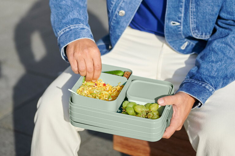 Personalisierte Bento Brotdose von Mepal in Grün mit Namen und Foto bedruckbar, inklusive Besteck und Trennfächern, mikrowellengeeignet - Bild 2