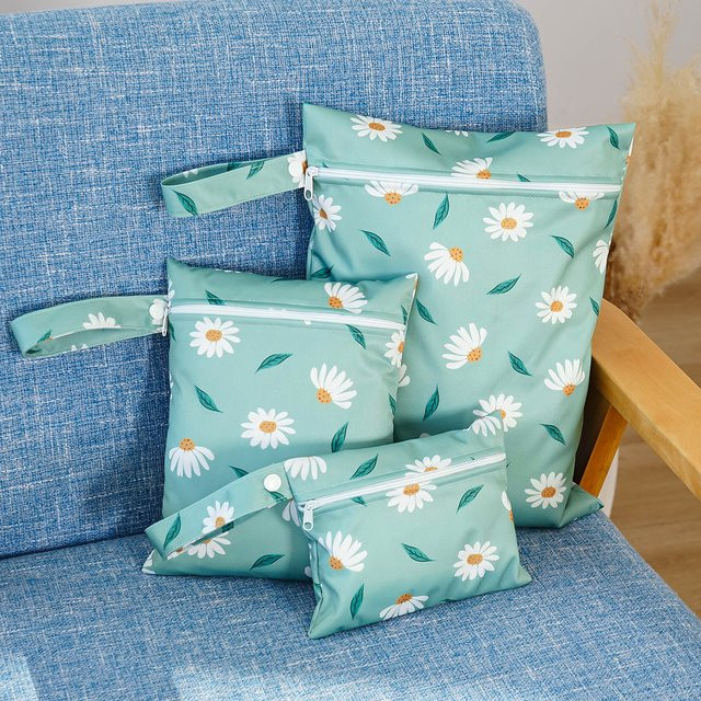 3er-Set wasserdichte Nassbeutel in Grün für Babywindeln und Badebekleidung, aus Textil, auslaufsicher - Bild 1
