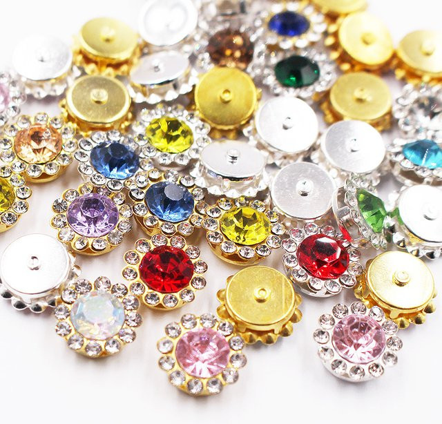 Goldene Blumen-Krallen-Strass-Steine mit Glitzer-Kristallen und Perlen zum Aufnähen auf Kleidung für Bastelarbeiten - Bild 1